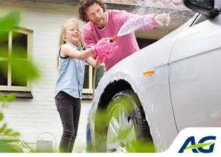 Vader en dochter wassen de auto